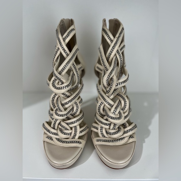 Eggshell color chain detail heels - Picture 1 of 6